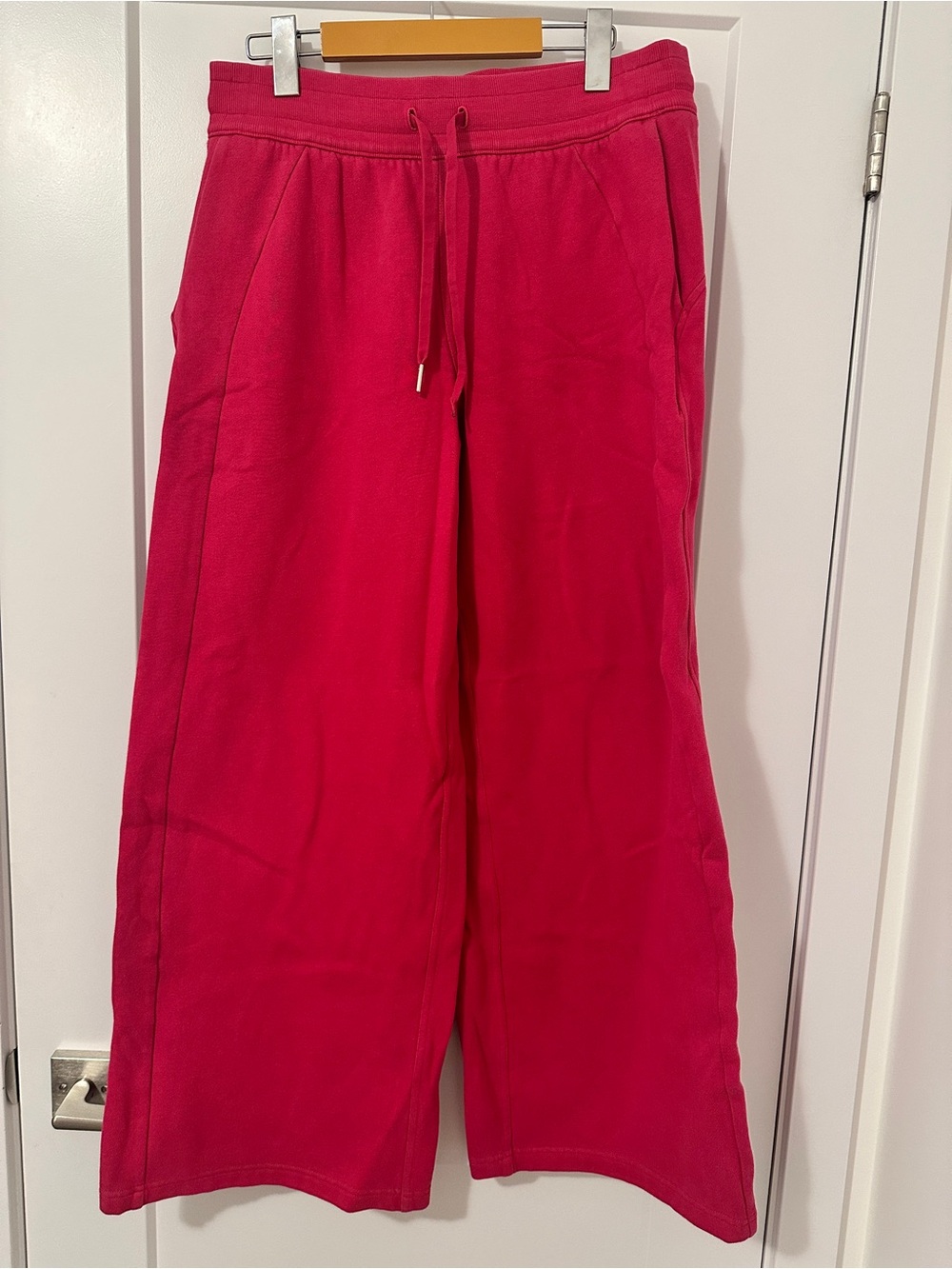 Lululemon Scuba Mid-Rise Wide-Leg Pant in
Passionate Pink Size Large - Picture 3 of 10